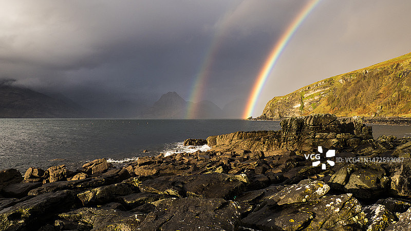 英国斯凯岛埃尔戈尔海面上空的彩虹风光图片素材