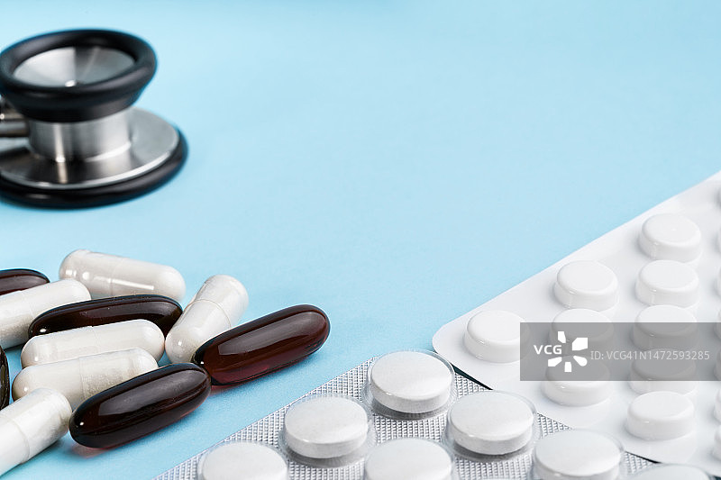 桌上的药丸和听诊器特写，意大利米兰图片素材