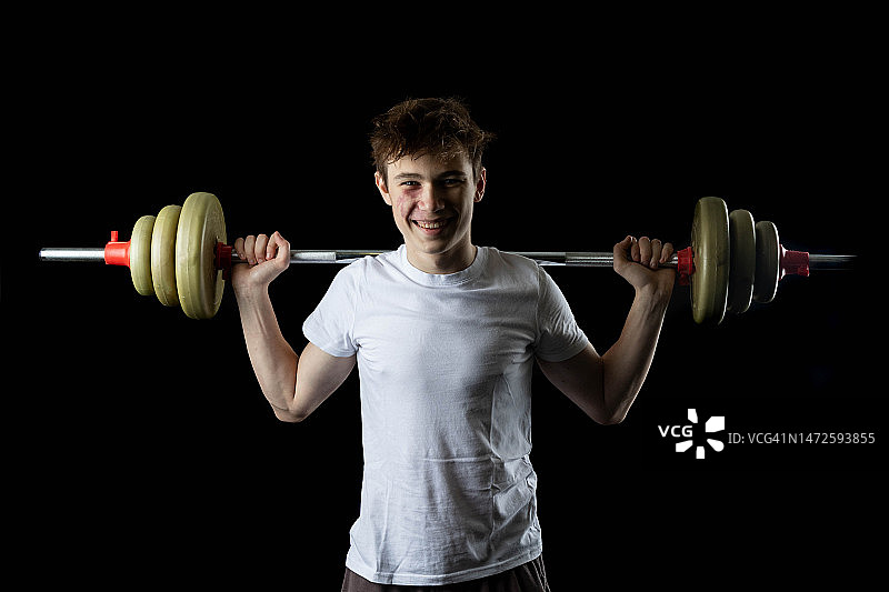 身穿白色背心的17岁少年，英国伦敦图片素材