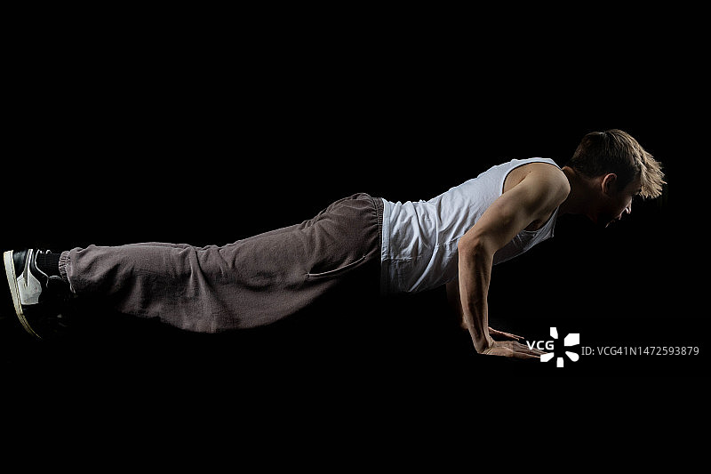 身穿白色背心的17岁少年，英国伦敦图片素材