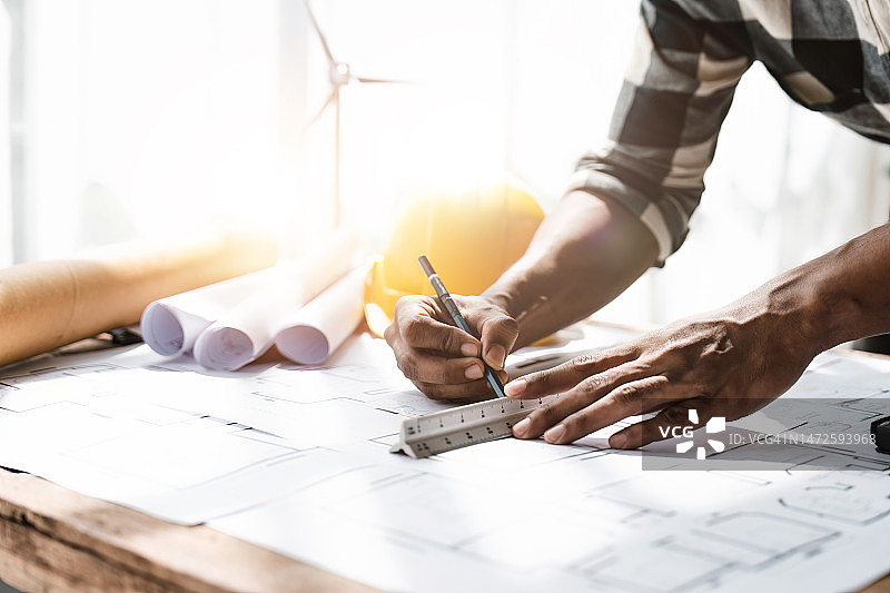 工程师建筑师绘制建筑或房屋的蓝图设计图片素材