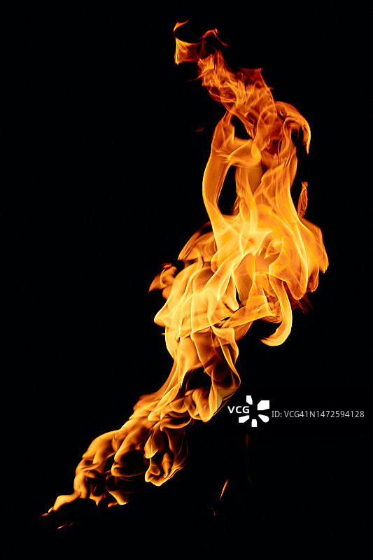 黑色背景下的火焰特写图片素材