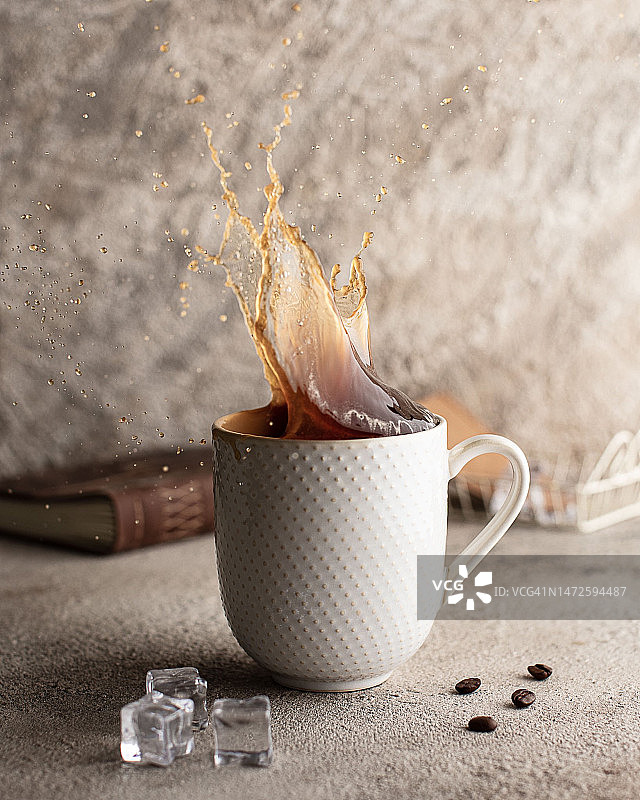 咖啡飞溅入杯特写图片素材