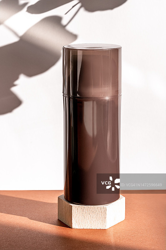 米兰：木制棕色化妆品沐浴露瓶图片素材