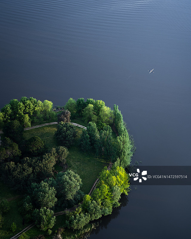 澳大利亚首都地区伯利格里芬湖的树木高角度视图图片素材