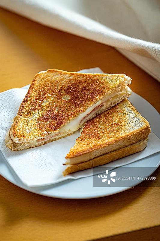 桌上盘子里的面包俯视图，印度尼西亚图片素材