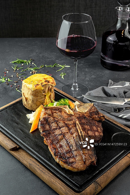 土耳其桌子上的肉类高角度视图图片素材