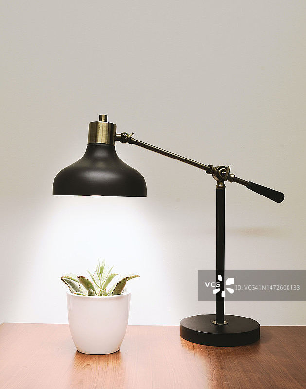 桌上台灯特写，印度尼西亚图片素材