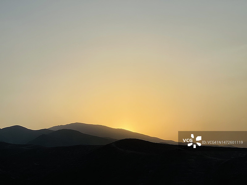 阿富汗喀布尔日落时分晴空下的山脉剪影图片素材