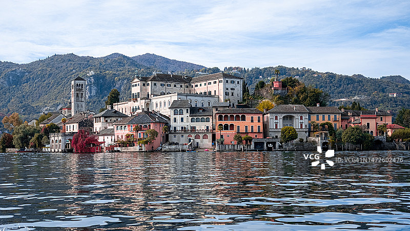 意大利奥尔塔湖畔建筑的湖光景色图片素材