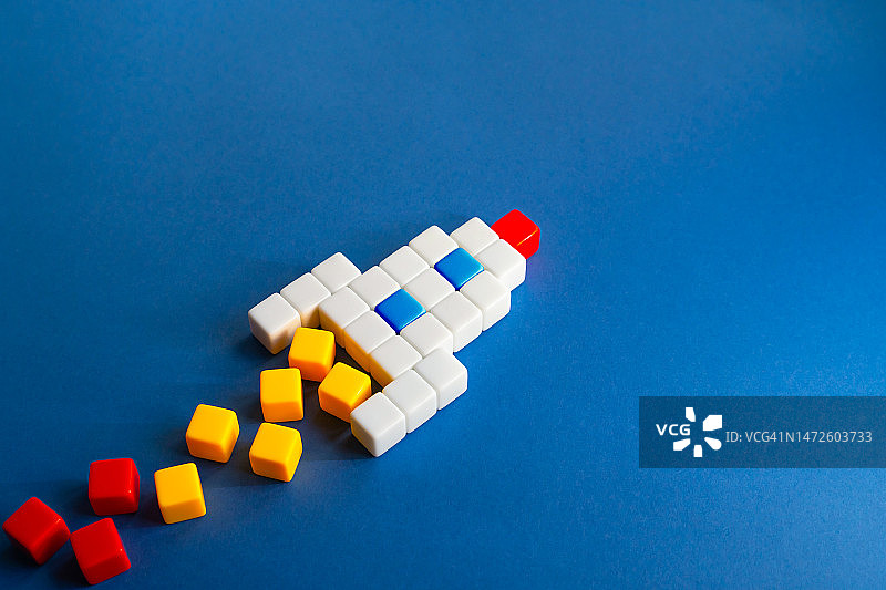 蓝色背景上的彩色玩具积木，乌克兰图片素材