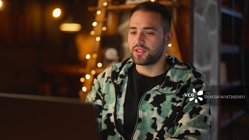 男人咖啡馆视频通话图片素材