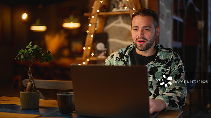 男人咖啡馆视频通话图片素材