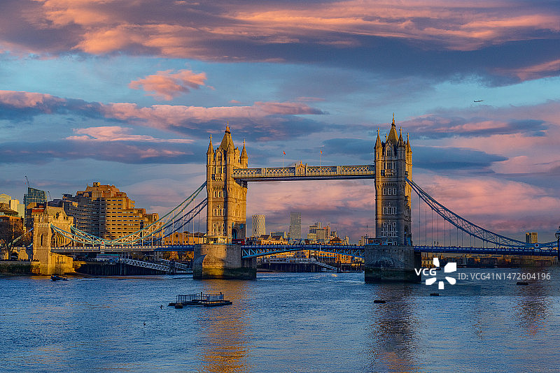 英国多云天空下的河流桥梁图片素材