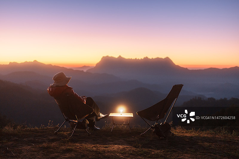 旅行生活瞬间，女人坐着等待日出图片素材