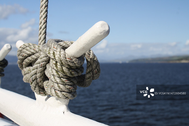 系在船上的绳索特写图片素材