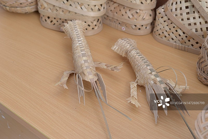 桌子上各种物品的高角度视图，印度尼西亚图片素材