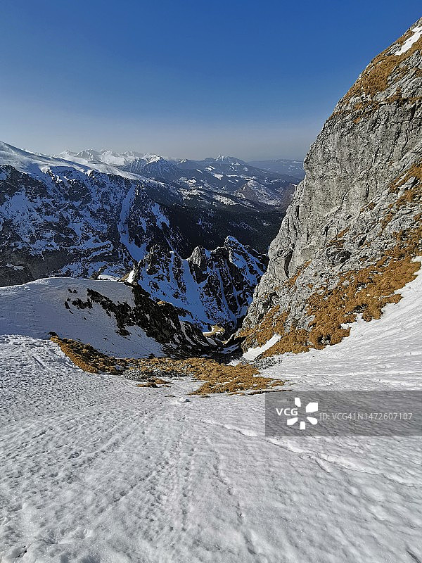 白雪皑皑的山峦映衬着晴朗的天空图片素材