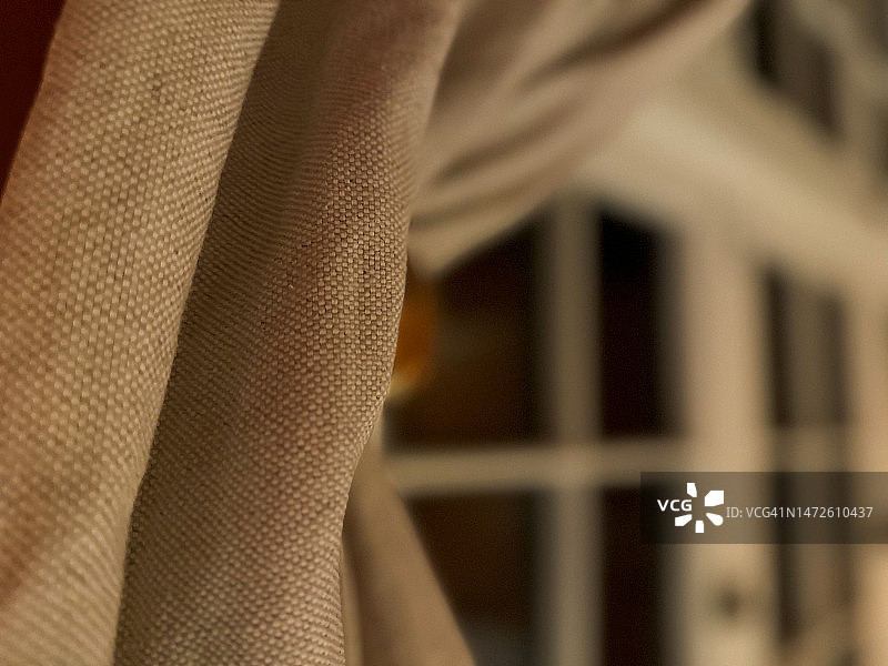 系着窗帘的古董窗户图片素材