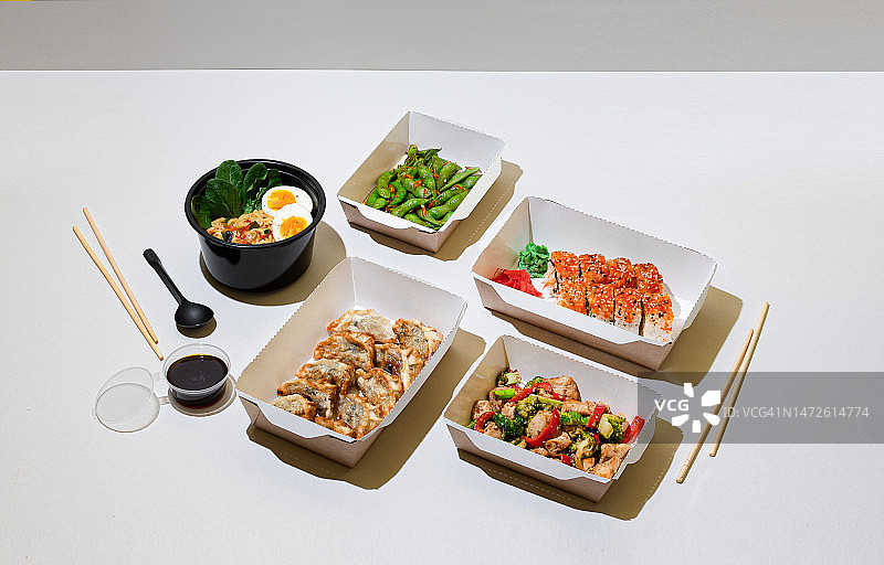 日式外卖：寿司、毛豆、饺子、炒菜、拉面图片素材