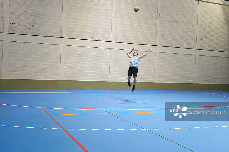 在球场上打排球的男人们图片素材