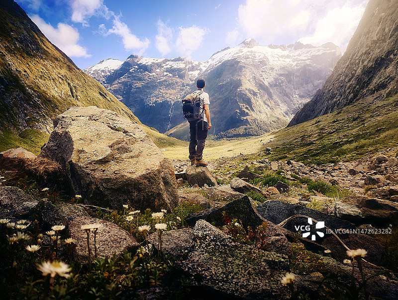 徒步旅行者欣赏新西兰峡湾国家公园的美景，美丽的自然风光，风景摄影图片素材