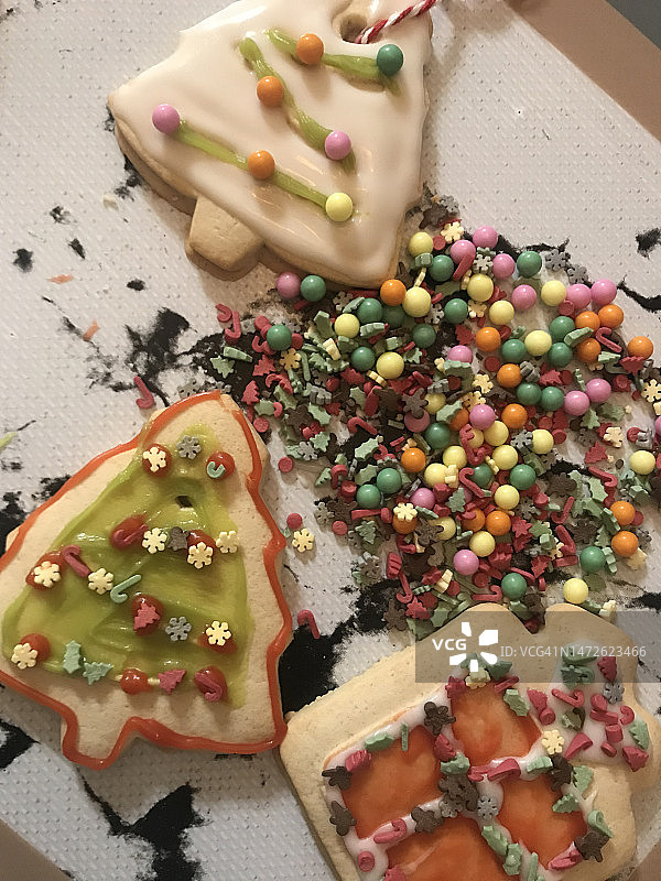 桌子上的饼干高角度视图图片素材