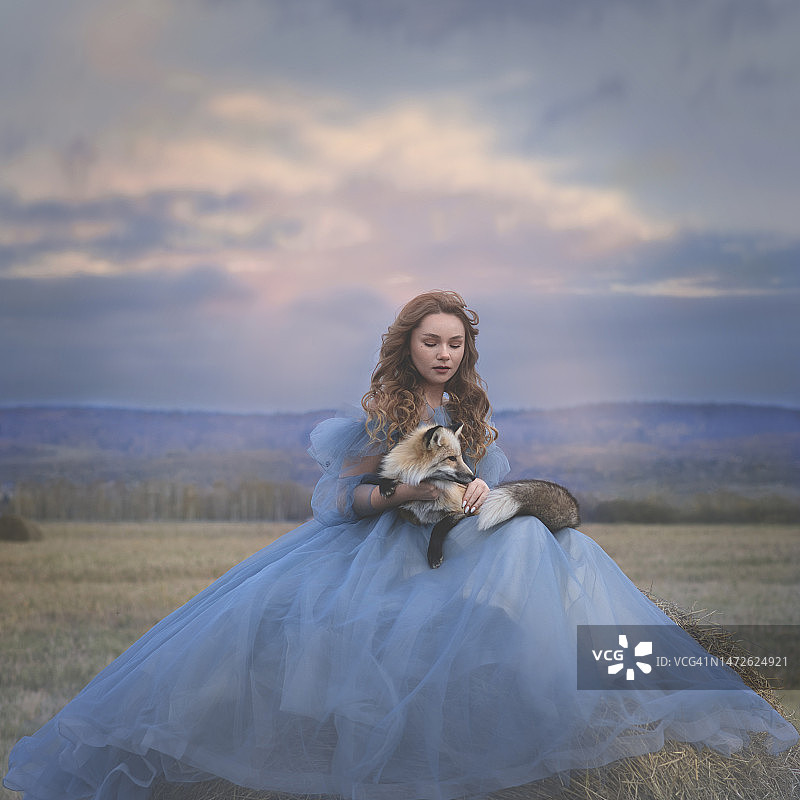 日落时分，新娘在俄罗斯克麦罗沃州新库兹涅茨克市的田野上拍摄全身照图片素材