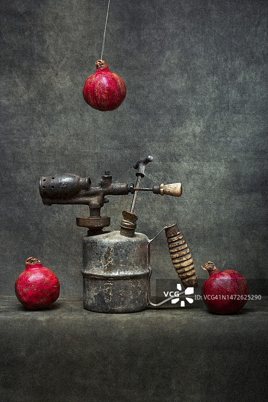 成熟的石榴和喷枪静物图片素材