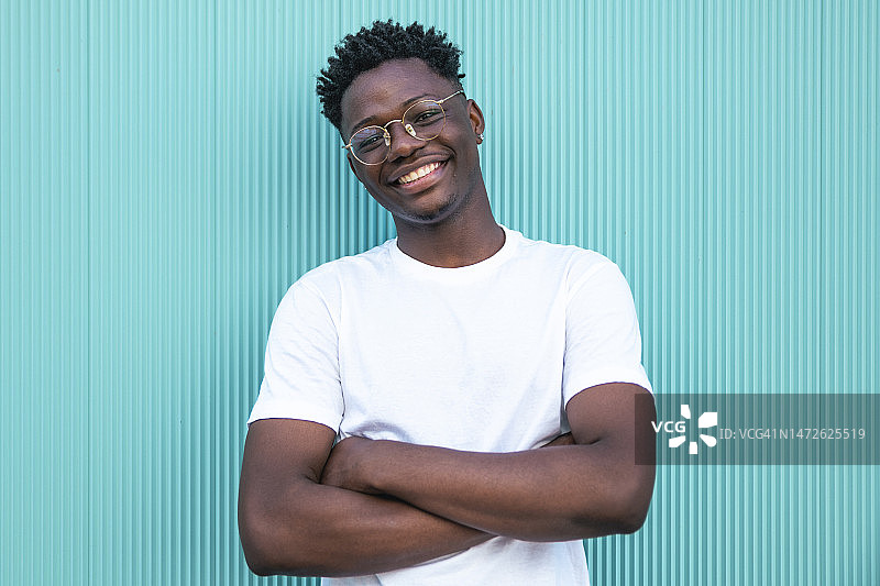 笑容满面的年轻非洲裔美国男子图片素材