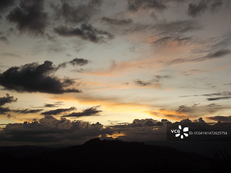 哥伦比亚卡尔达斯省马尼萨莱斯日落时分山脉的剪影景观图片素材