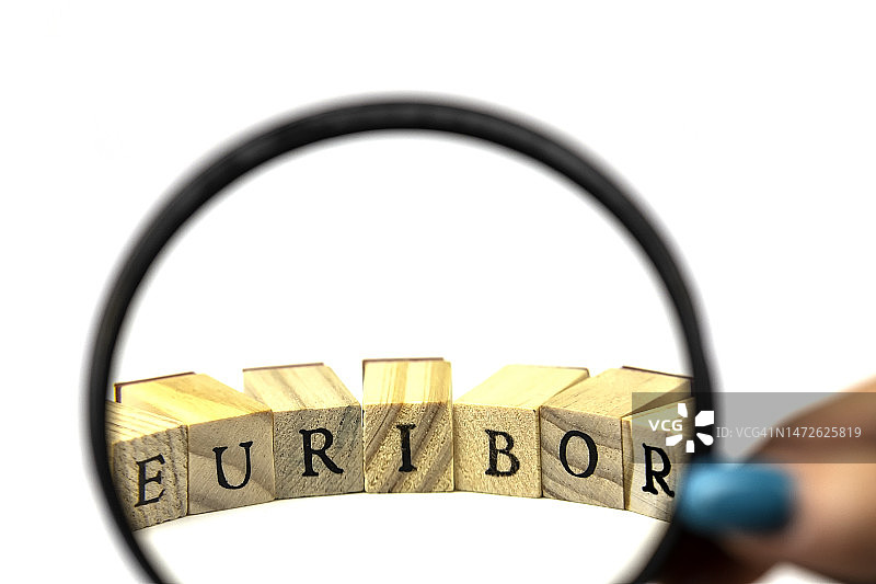 通过放大镜看到的木制字母“EURIBOR”图片素材