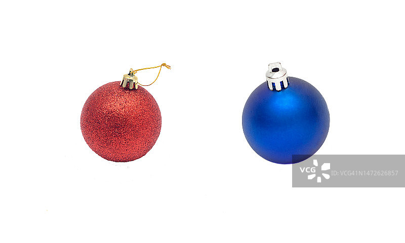 白色背景上的圣诞球特写图片素材