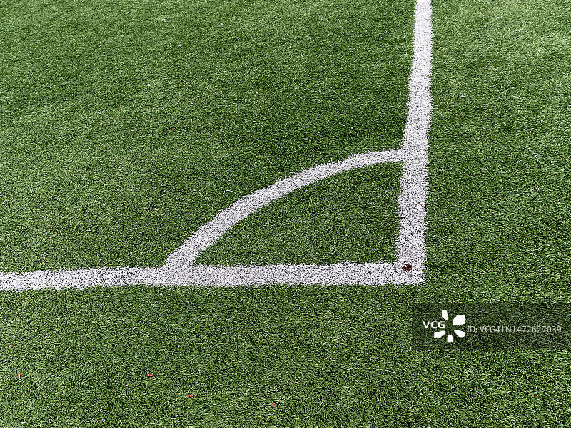带白色线条的足球绿色人造草坪图片素材