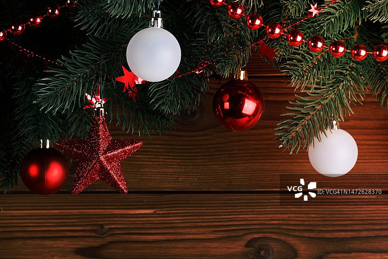 木桌上的圣诞节装饰特写图片素材