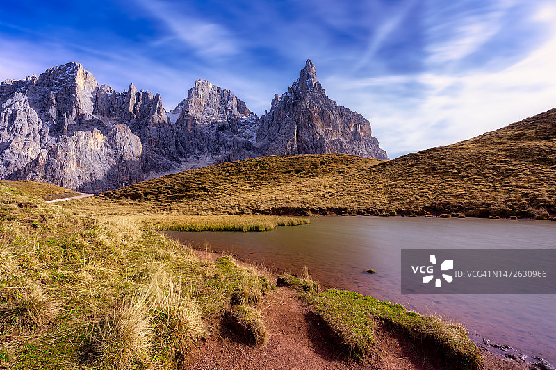 意大利特伦托西罗尔塞甘蒂尼小屋天空下的湖光山色美景图片素材