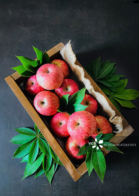 桌子上容器中苹果的高角度照片图片素材