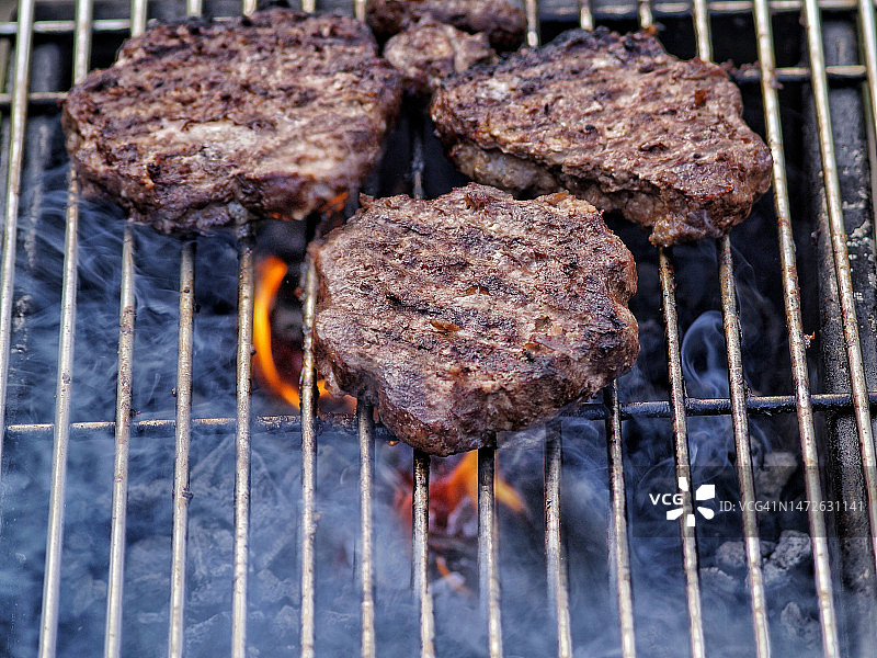 烤肉架上的肉特写图片素材