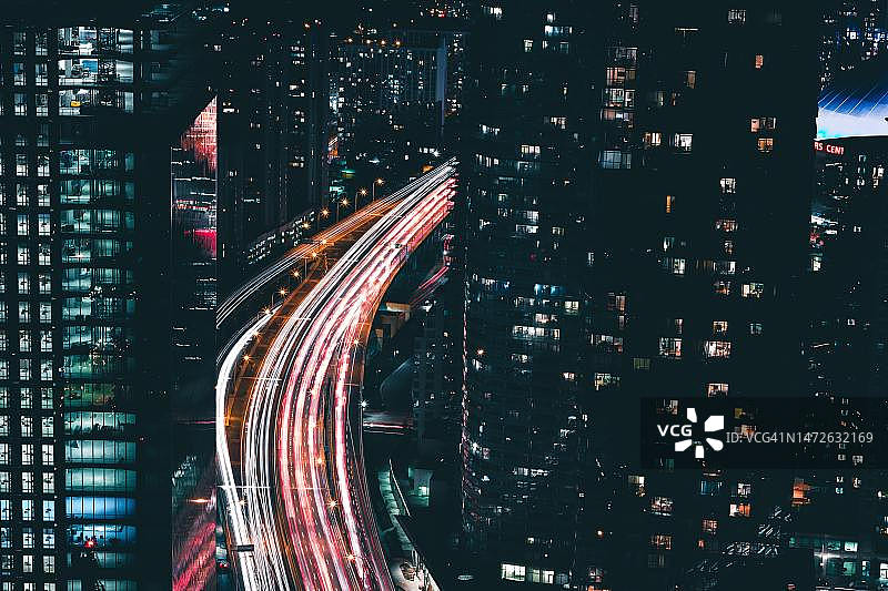 印度尼西亚夜晚道路上的光轨高角度视图图片素材