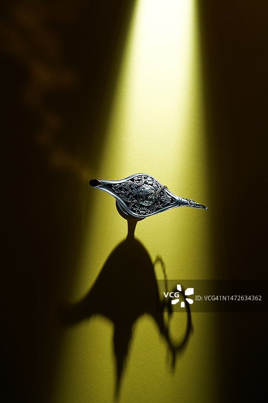 马来西亚黄色背景下的阿拉丁神灯高角度视图图片素材