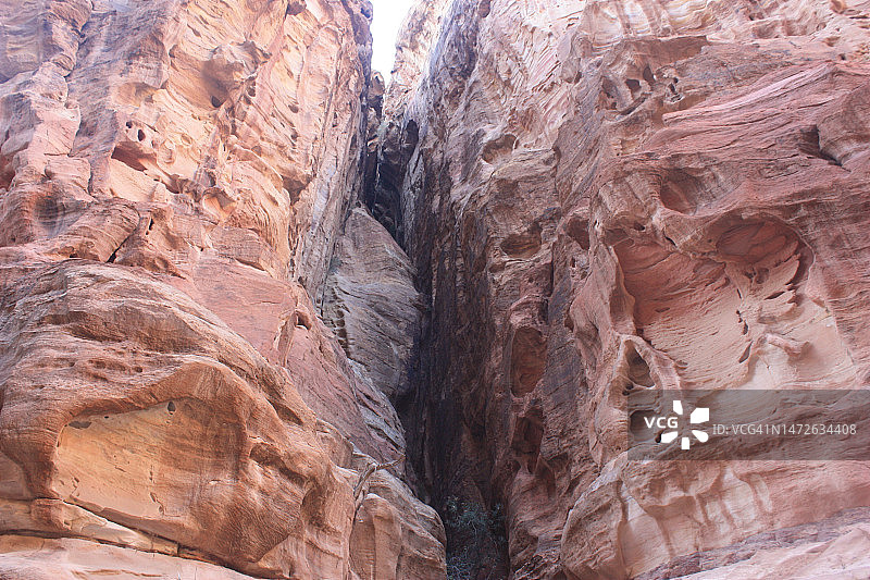 约旦岩层仰视角度风景图片素材