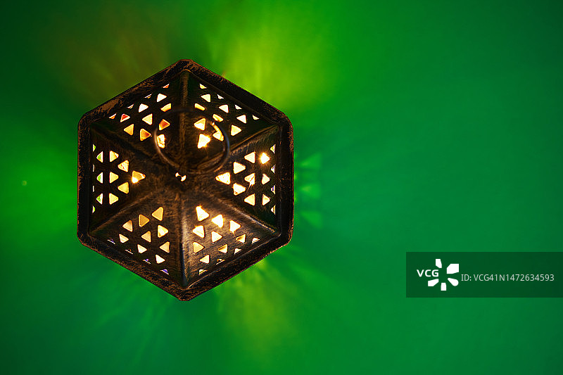 绿色背景下的阿拉伯灯笼，马来西亚图片素材