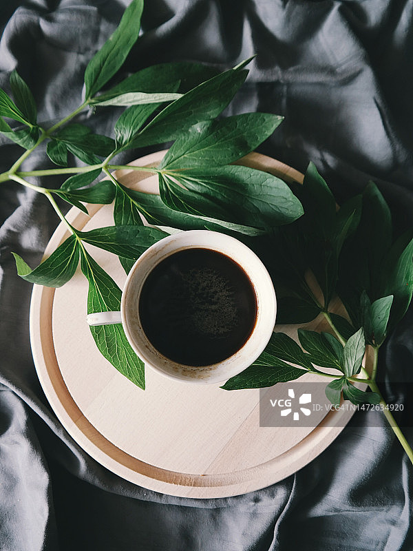 桌子上杯中的茶叶俯视图图片素材