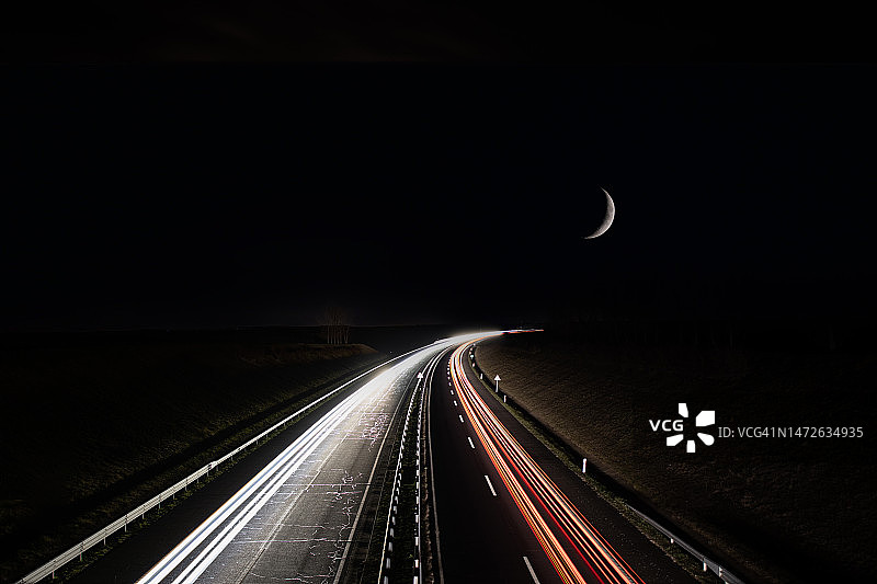 夜晚匈牙利高速公路上的光轨高角度视图图片素材