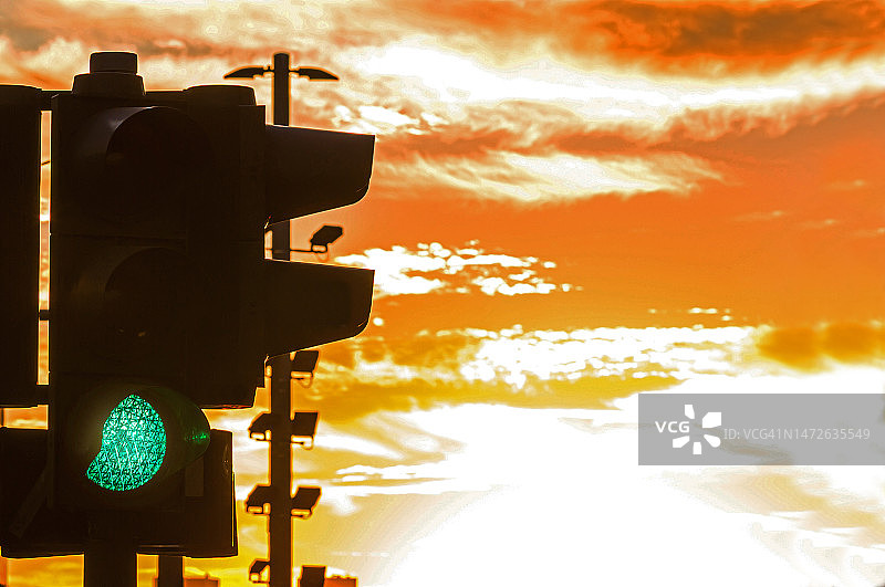 日落天空下的绿色交通灯图片素材