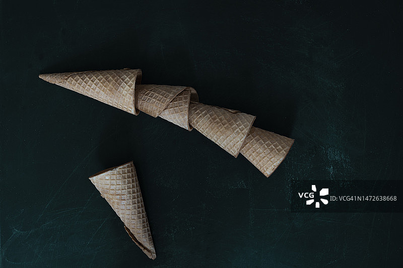 绿色背景上的冰淇淋甜筒图片素材