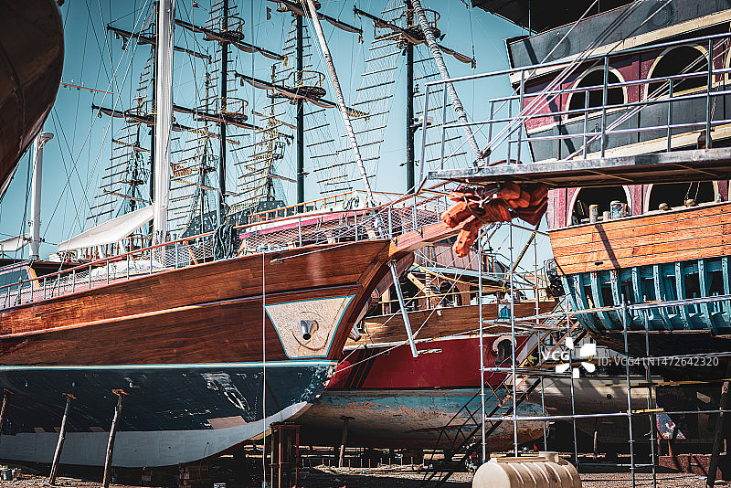 即将停靠在码头上的船只。船舶建造区图片素材