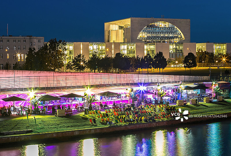 德国总理府和施普雷河的蓝色时刻（德国柏林）图片素材