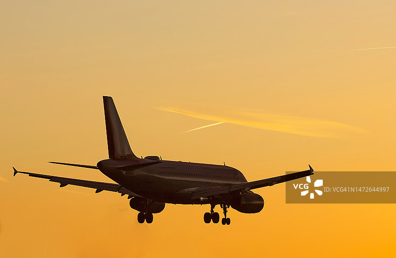 日落时分着陆的飞机图片素材
