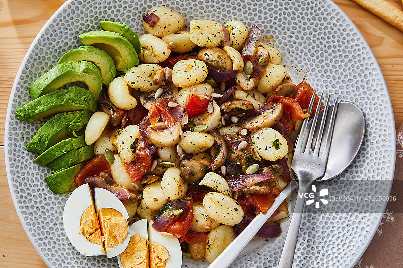 蘑菇鸡蛋牛油果和樱桃番茄意式面疙瘩图片素材